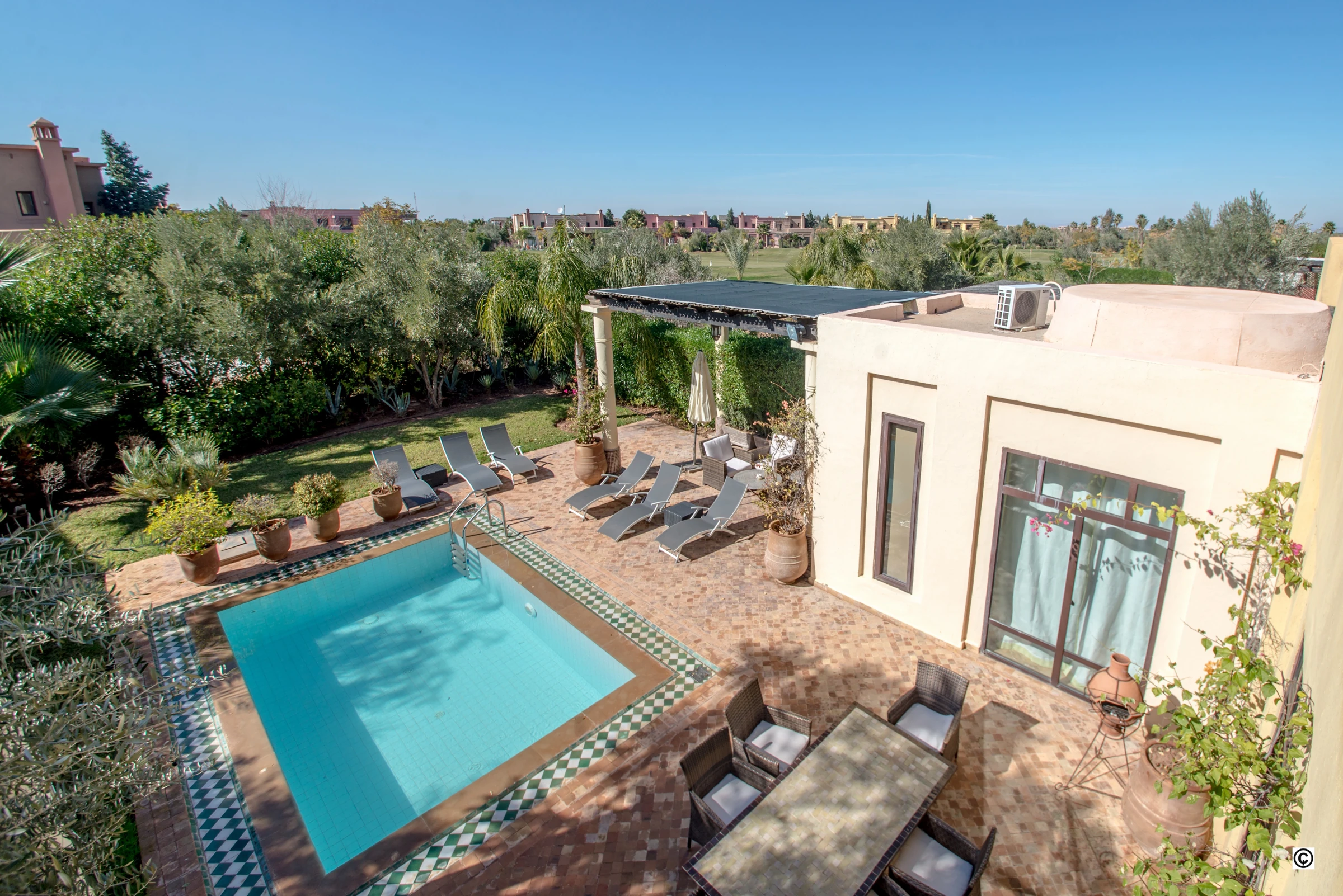 Le jardin et la piscine depuis la terrasse