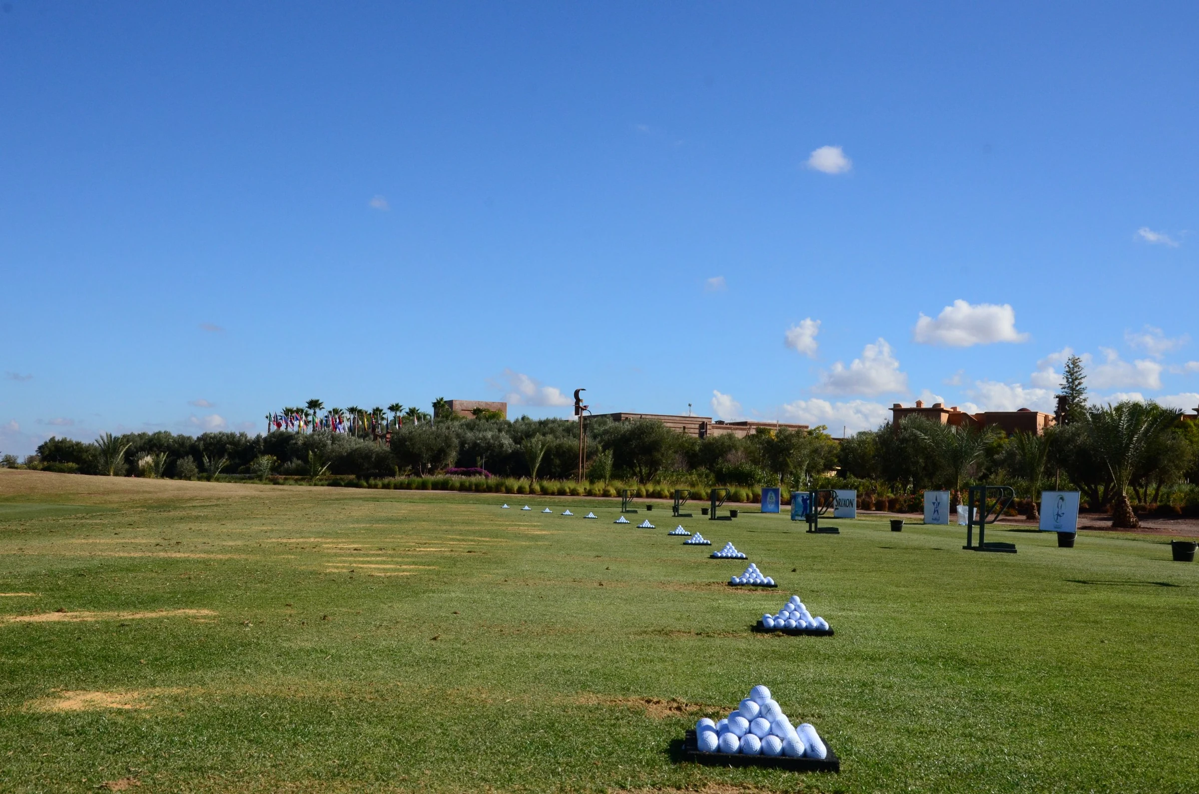 Les postes d’entraînement du practice de Samanah, avec leurs pyramides de balles