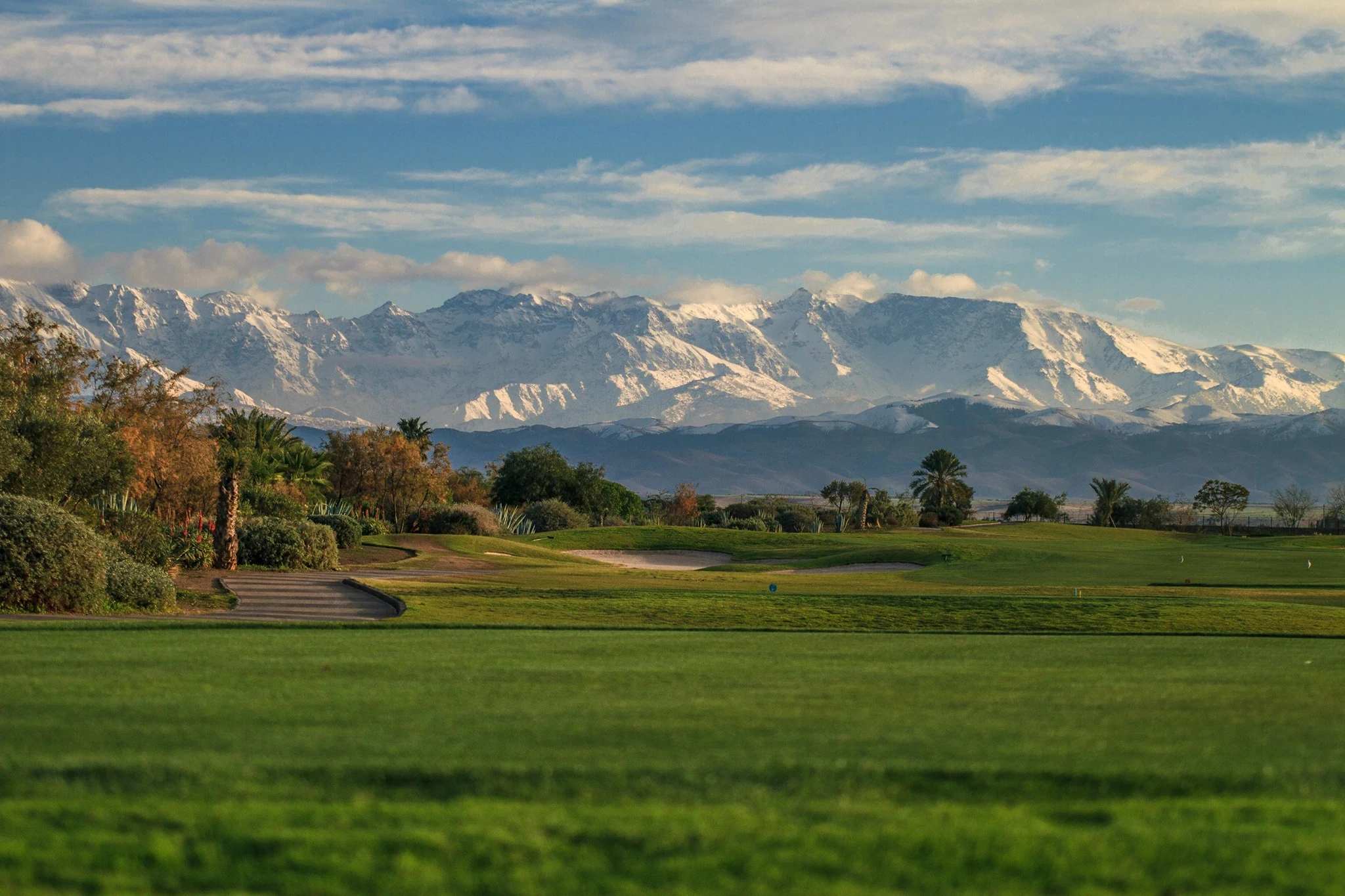 Les fairways du golf de Samanah devant les sommets enneigés de l’Atlas