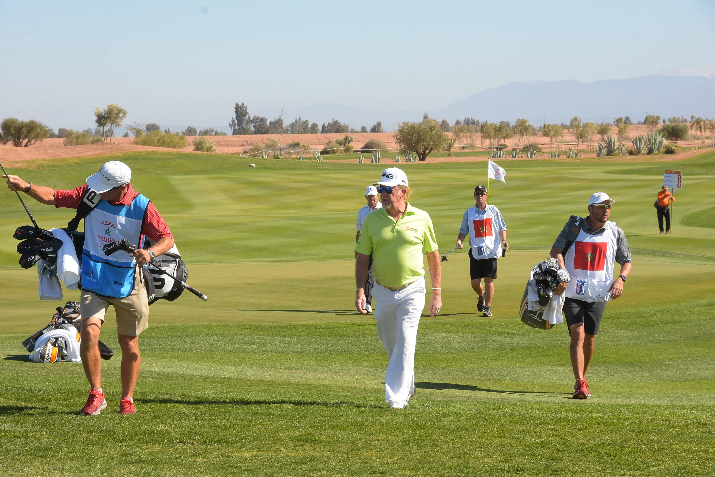 Des joueurs et leurs caddies sur les fairways de Samanah